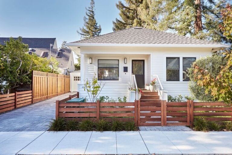 Creative Ways to Customize Your Fence for Maximum Curb Appeal